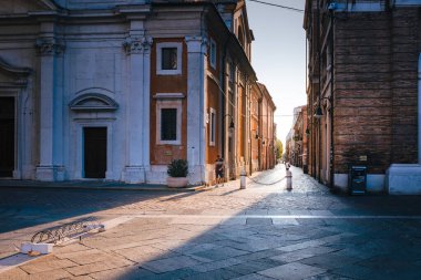 Ravenna, Emilia Romagna / İtalya - Ağustos 2020: Ravenna 'nın ana meydanı