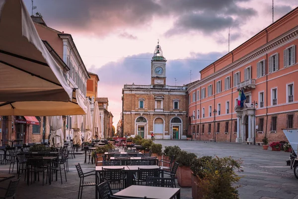 Ravenna, Emilia Romagna / İtalya - Ağustos 2020: Ravenna ana meydanı şafak vakti, gökyüzü bulutlu