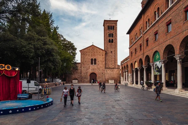 Ravenna, Emilia Romagna / İtalya - Ağustos 2020: Günbatımında San Francesco 'nun dış bazilikası