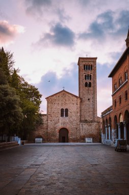 Ravenna, Emilia Romagna / İtalya - Ağustos 2020: San Francesco Bazilikası, Ravenna şafak vakti, gökyüzü bulutlarla, dikey