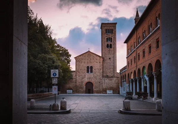 Ravenna, Emilia Romagna / İtalya - Ağustos 2020: San Francesco Bazilikası, Ravenna şafak vakti, gökyüzü bulutlu