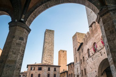 San Gimignano / İtalya - Ağustos 2019: Ortaçağ tarihi merkezi San Gimignano