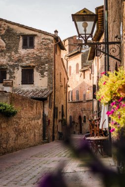 Certaldo, Firenze / İtalya - Ağustos 2020: Toskana, İtalya 'da Certaldo antik köyü, sokaklar, Boccaccio, ortaçağ, bulutlu mavi gökyüzü