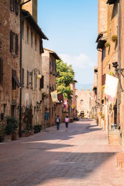 Certaldo, Firenze / İtalya - Ağustos 2020: Toskana, İtalya 'da Certaldo antik köyü, sokaklar, Boccaccio, ortaçağ, bulutlu mavi gökyüzü