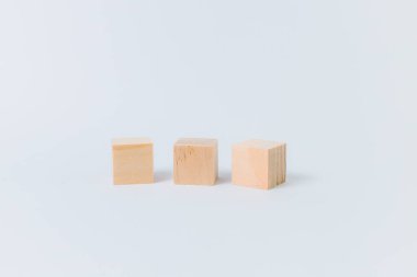 Beyaz arka planda üç tahta küp