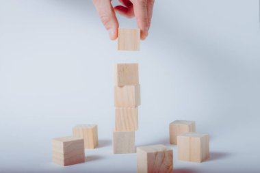 Tahta küplerden yapılmış el yapımı kule. Beyaz arkaplan