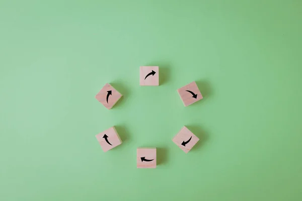 Concepto Desarrollo Procesos Con Cubos Madera Círculo Con Flechas Fondo —  Fotos de Stock