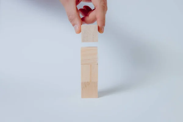 Ręka Człowieka Kompletny Zestaw Układane Drewniane Kostki Białe Tło Koncepcja — Zdjęcie stockowe