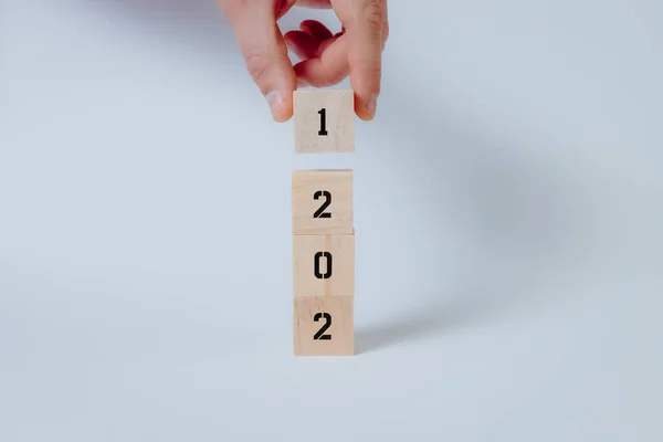 Mano Del Hombre Completando Año 2021 Con Cubos Madera Apilados —  Fotos de Stock