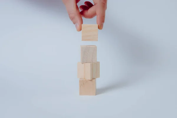 Mano Hombre Completando Conjunto Cubos Madera Apilados Fondo Blanco Concepto —  Fotos de Stock