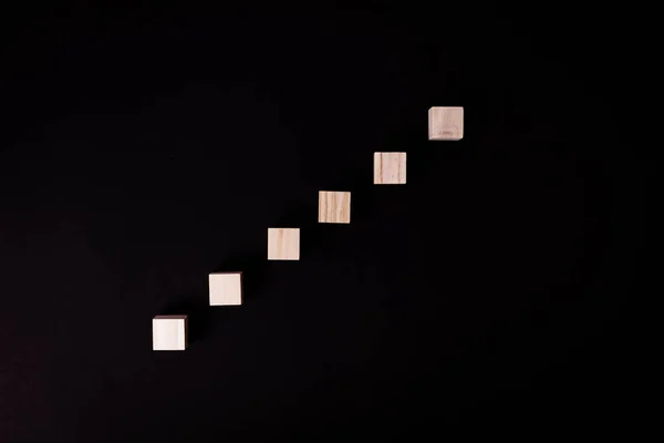 Serie Cubos Madera Personalizables Dispuestos Patrón Creciente Sobre Fondo Negro —  Fotos de Stock