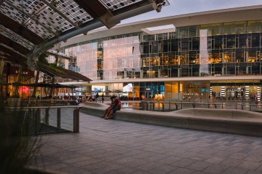 Milan / İtalya - Haziran 2020: Milano 'daki Piazza Gae Aulenti' de oturan çift