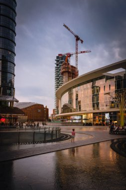 Milan / İtalya - Haziran 2020: Milano 'daki Piazza Gae Aulenti' de Çocuk