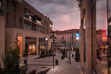 Milan / İtalya - Haziran 2020: Milano 'daki dükkanlar arasında gezinen insanlar