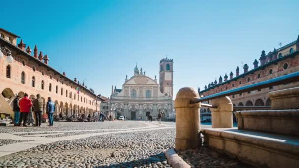 Cattedrale Con Persone Che Passeggiano Piazza Ducale Vigevano Timelapse Sfocatura — Video Stock