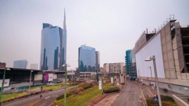 Milano gökdelenlerinin altında sokak trafiği