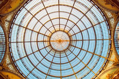 Milan, İtalya - Mart 2021: Coronavirüs ablukası nedeniyle boş bir kareyle Milano Katedrali 'nin manzarası, mavi gökyüzü, beyaz bulutlar ve yeni doğan güneşten parlayan ışık,