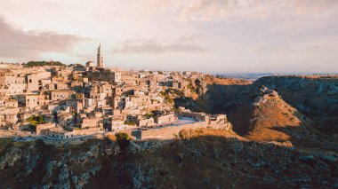 Matera, İtalya - Ağustos 2020: Şafakta tüm Matera kentinin genel görünümü