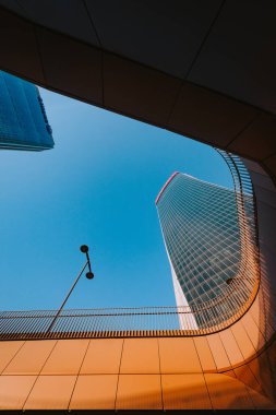 Milan, İtalya - Mayıs 2021: Milano 'nun Şehir Yaşamı İlçesi' nin gündoğumunda gökdelenlerin (üç kule) alt manzarası