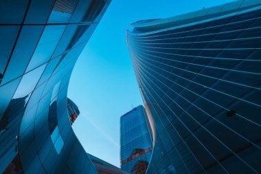 Milan, İtalya - Mayıs 2021: Milano 'nun CityLife ilçesindeki gökdelenlerin (üç kule) alt manzarası.