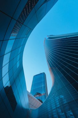 Milan, İtalya - Mayıs 2021: Milano 'nun CityLife ilçesindeki gökdelenlerin (üç kule) alt manzarası.