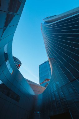 Milan, İtalya - Mayıs 2021: Milano 'nun CityLife ilçesindeki gökdelenlerin (üç kule) alt manzarası.