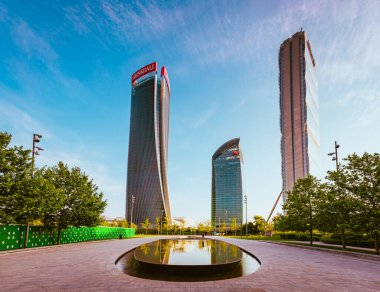 Milan, İtalya - Mayıs 2021: Şehir yaşamı gökdelenleri manzarası, Milano mavi gökyüzü