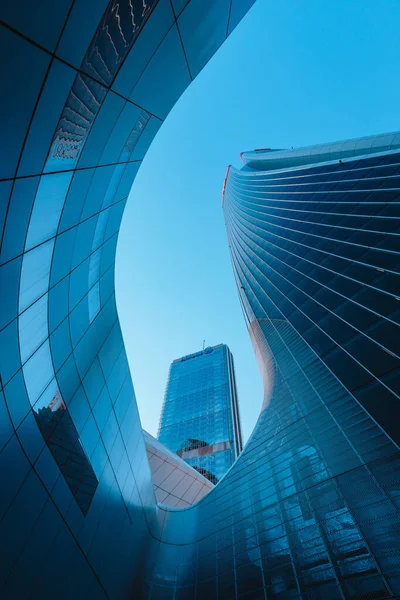 Milan, İtalya - Mayıs 2021: Milano 'nun CityLife ilçesindeki gökdelenlerin (üç kule) alt manzarası.