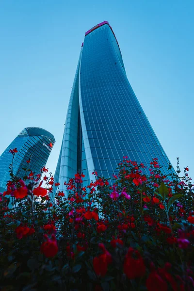 Milan, İtalya - Mayıs 2021: Milano 'nun CityLife ilçesindeki gökdelenlerin (üç kule) alt manzarası.