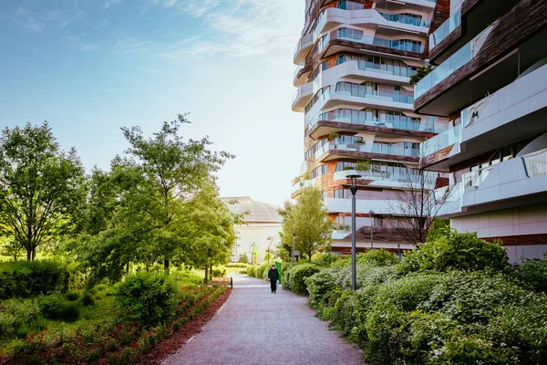 Milan, İtalya - Mayıs 2021: Milano 'nun bir ilçesi olan CityLife' ın modern dairelerinin altında yürüyen yaşlılar