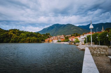 Mergozzo, Verbania / İtalya - Haziran 2021: Bulutlu gökyüzü eşanlamlı göl Mergozzo köyü manzarası