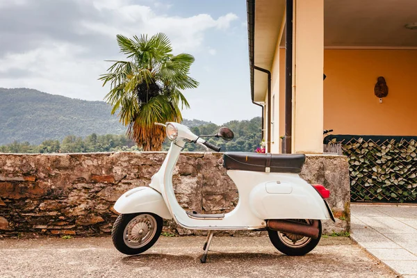 Cossogno, Verbania / İtalya - Haziran 2021: Cossogno köyünün merkezinde eski beyaz İtalyan scooter
