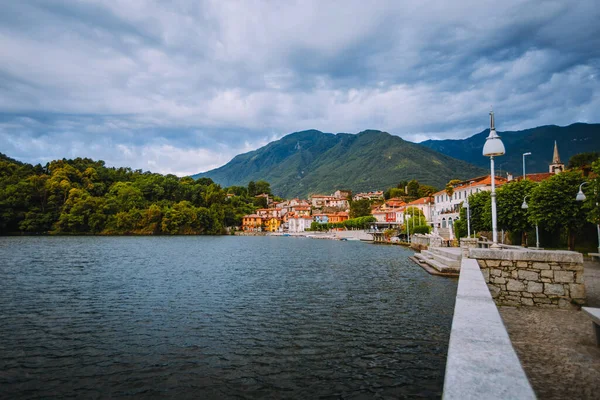 Mergozzo, Verbania / İtalya - Haziran 2021: Bulutlu gökyüzü eşanlamlı göl Mergozzo köyü manzarası