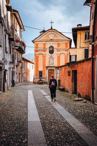 Orta San Giulio Italy June 2021 Woman Strolling Historic Center — Fotografia de Stock