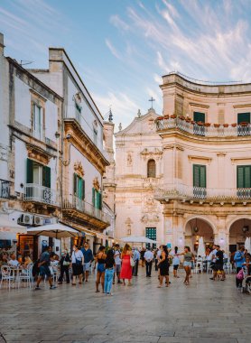 Martina Franca, İtalya - Ağustos 2021: Martina Franca 'nın tarihi merkezine birçok insanla birlikte bakmak