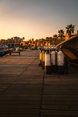 Taranto, İtalya - Ağustos 2021: Şafak vakti Taranto Vecchia limanındaki dalgıçlar için oksijen tüpleri