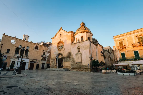 Grottaglie, İtalya - Ağustos 2021: Ana Kilise (Chiesa Madre ayrıca Collegiata Maria SS olarak da bilinir. Grottaglie Piazza 'dan Regina Margherita