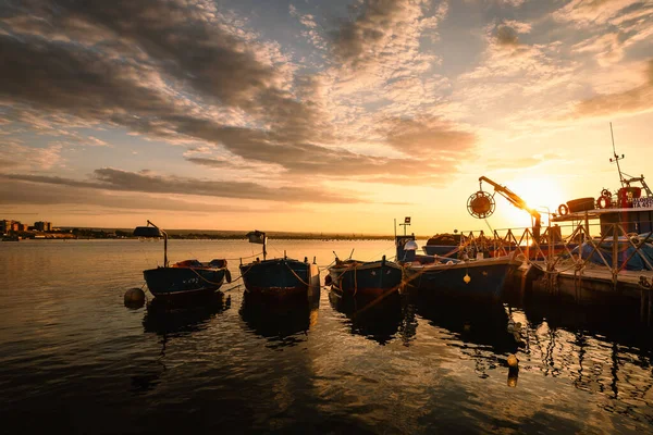 Taranto Itália Agosto 2021 Barcos Atracados Porto Taranto Vecchia Com — Fotografia de Stock