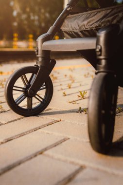 Milano, İtalya - 27 Mayıs 2023: Gün batımında tren istasyonunda bebek arabalarının yakın çekimi