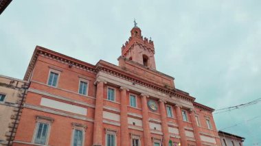 Foligno, Umbria - 30 Aralık 2025: Foligno ana meydanındaki tarihi bir sarayın panoramik manzarası, İtalya 'nın orta kesimindeki zarif mimari ve kültürel yapı, 4K' da ele geçirildi.