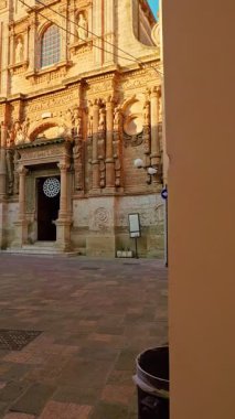 Nardo, Apulia, İtalya - 18 Ağustos 2025: Güney İtalya 'nın tarihi merkezi Nard' daki Maria Santissima Assunta Katedrali 'nin dikey 4K görünümü.
