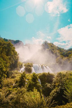 Marmore, İtalya - 19 Ağustos 2025: Umbria 'daki ikonik şelalenin dikey kompozisyonu.