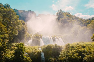 Marmore, İtalya - 19 Ağustos 2025: Yoğun yaz ormanlarıyla çevrili şelalenin panoramik manzarası.