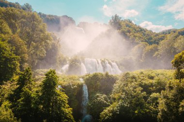 Marmore, İtalya - 19 Ağustos 2025: İkonik şelale ve orman manzarasının geniş manzaralı görüntüsü.