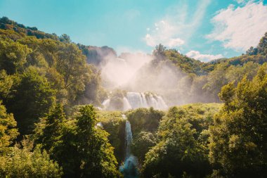 Marmore, İtalya - 19 Ağustos 2025: Dinamik su hareketini gösteren şelalenin ayrıntılı bölümü.
