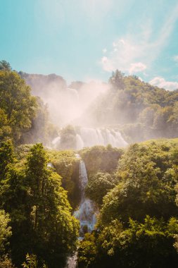 Marmore, İtalya - 19 Ağustos 2025: Canlı yeşil ormanlarla çevrili ikonik şelale manzarası.