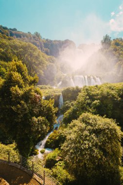 Marmore, İtalya - 19 Ağustos 2025: Umbria 'daki ünlü şelalenin geniş manzaralı manzarası.