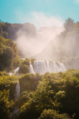 Marmore, İtalya - 19 Ağustos 2025: Görünür sprey ve dinamik hareket yaratan şelalenin ayrıntılı bölümü.