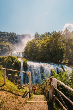 Marmore, İtalya - 19 Ağustos 2025: Ünlü İtalyan şelalesi ve çevresindeki ormanın geniş panoramik manzarası.