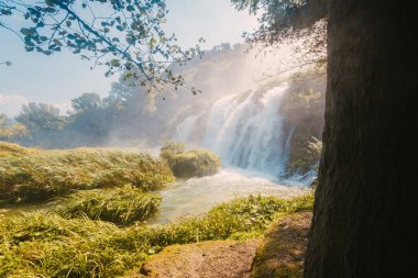 Marmore, İtalya - 19 Ağustos 2025: Şelalenin su hareketini ve dokusunu vurgulayan ayrıntılı görünüm.